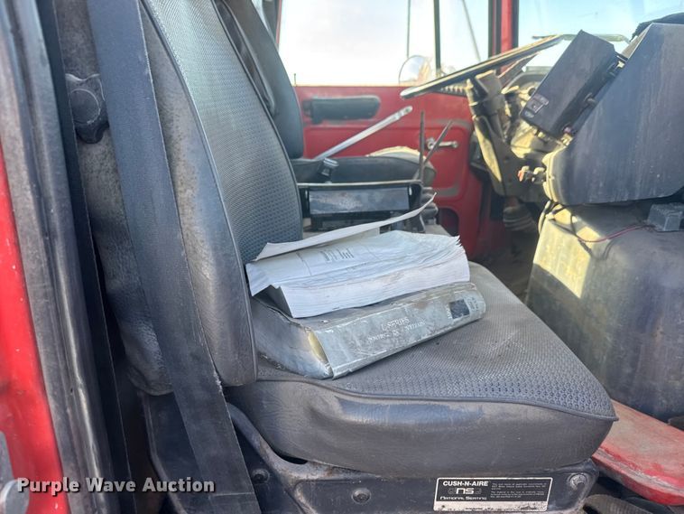 image for item ET4472 1995 Ford L8000 dump truck