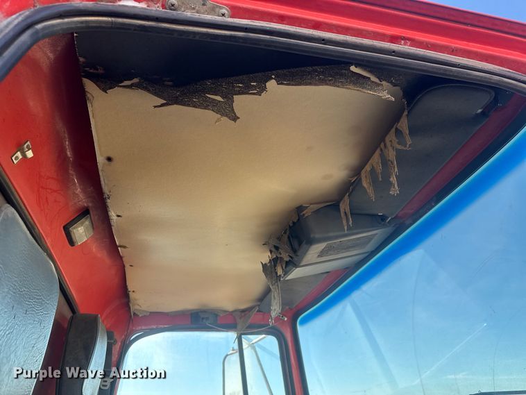 image for item ET4472 1995 Ford L8000 dump truck