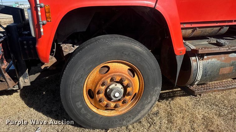 image for item ET4472 1995 Ford L8000 dump truck