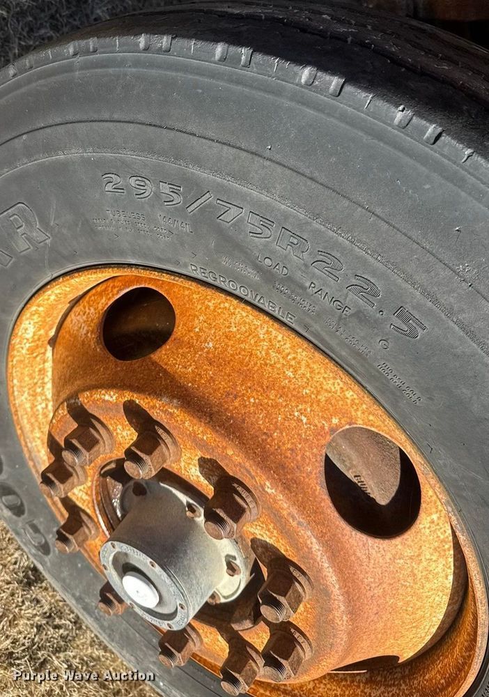 image for item ET4472 1995 Ford L8000 dump truck