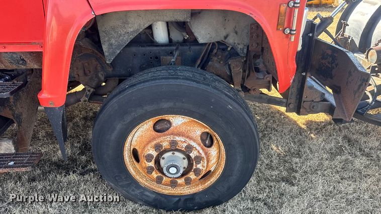 image for item ET4472 1995 Ford L8000 dump truck