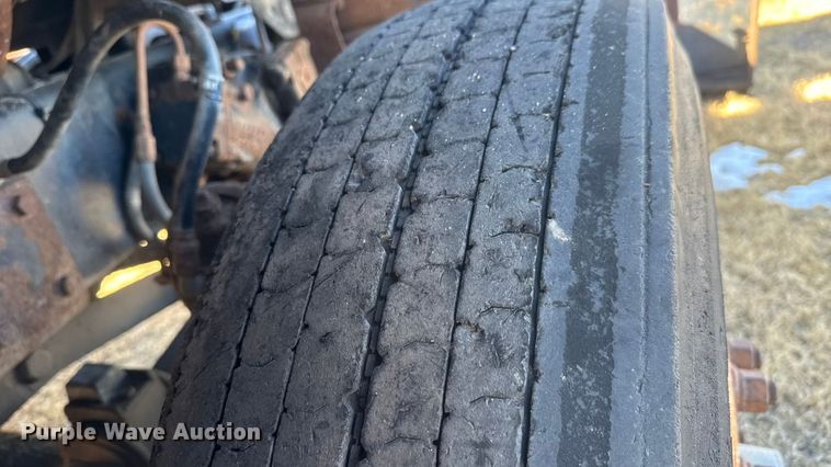 image for item ET4472 1995 Ford L8000 dump truck