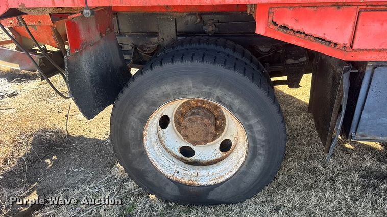 image for item ET4472 1995 Ford L8000 dump truck