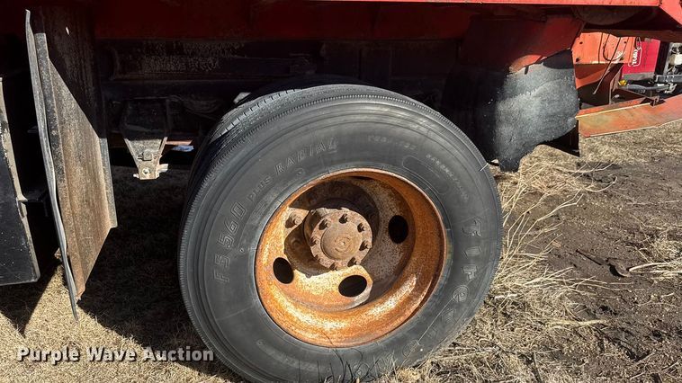 image for item ET4472 1995 Ford L8000 dump truck