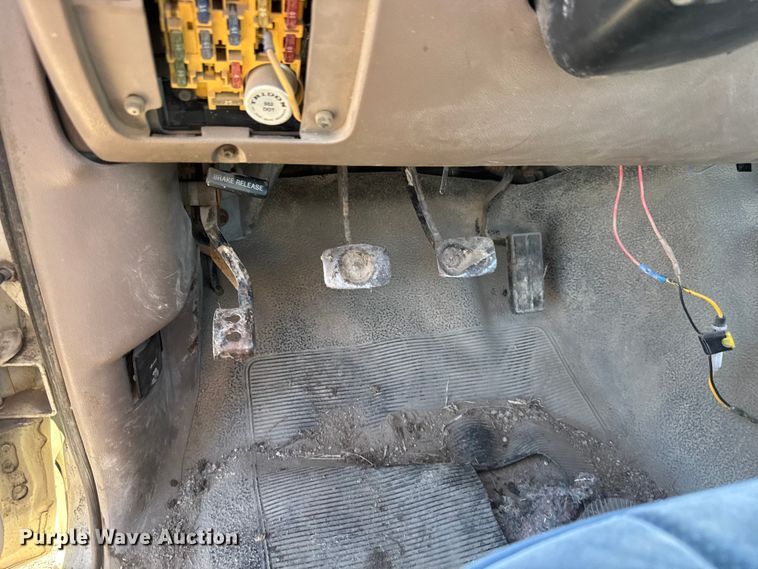 image for item ET4474 1996 Ford F250 XL utility bed pickup truck