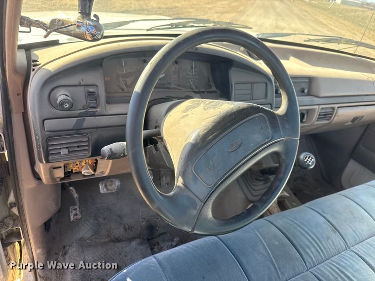 image for item ET4474 1996 Ford F250 XL utility bed pickup truck