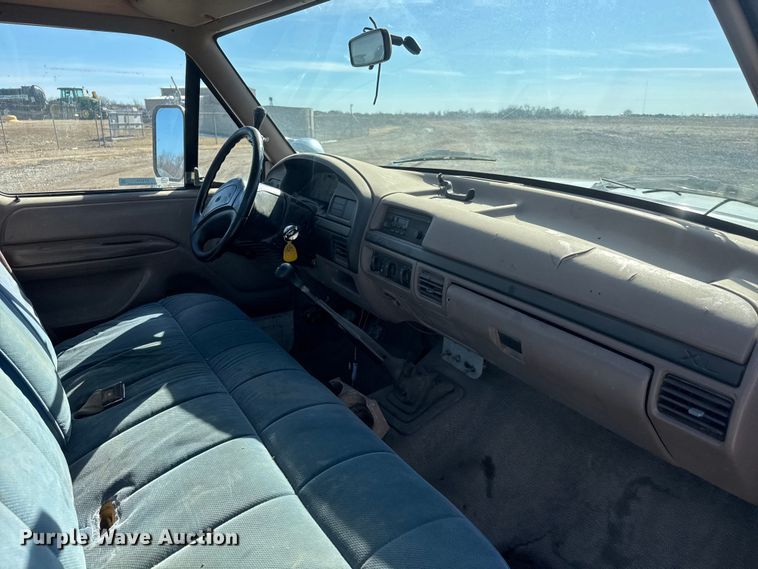 image for item ET4474 1996 Ford F250 XL utility bed pickup truck