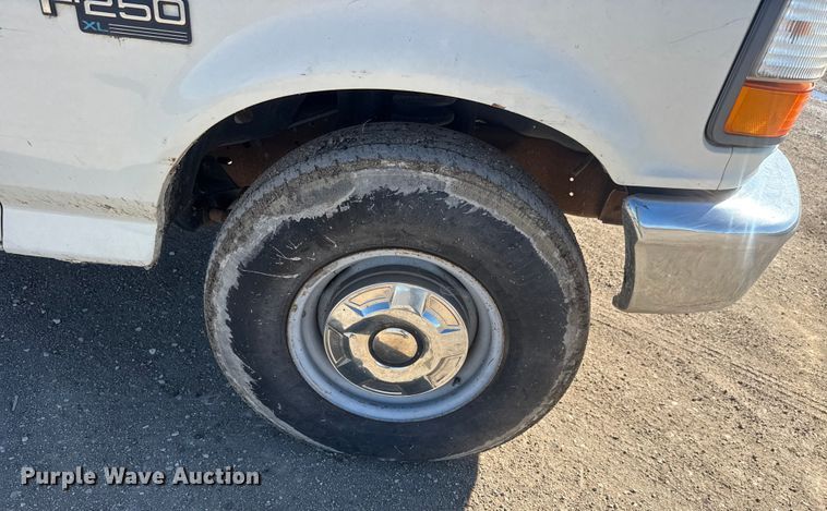 image for item ET4474 1996 Ford F250 XL utility bed pickup truck