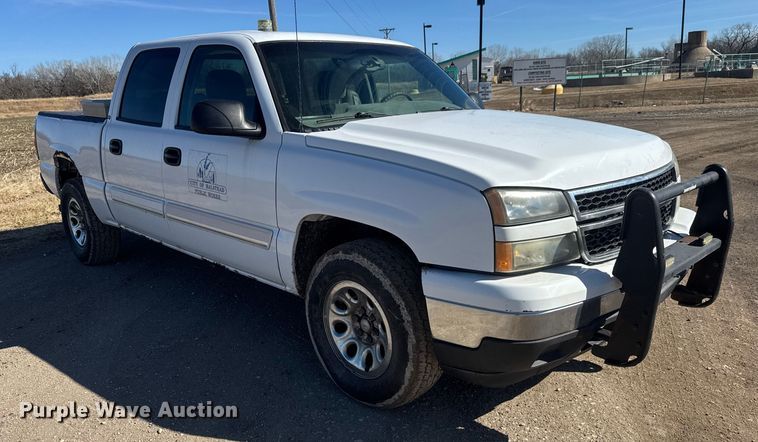 image for item ET4477 2006 Chevrolet Silverado 1500 Crew Cab pickup truck