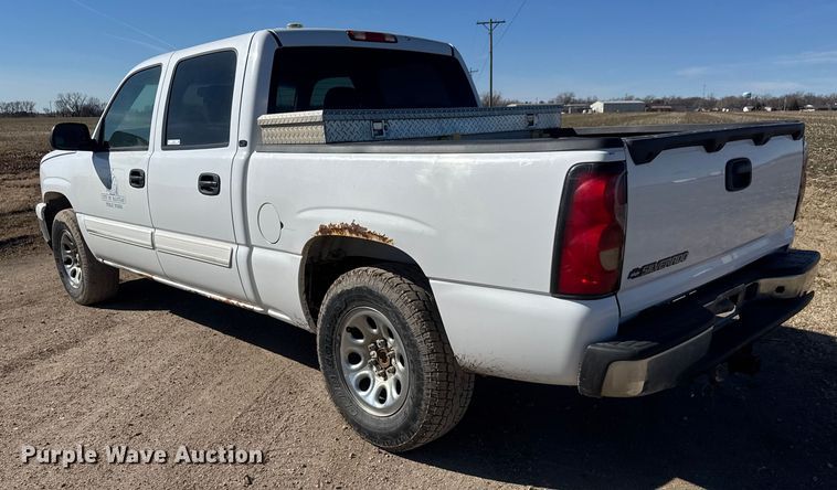 image for item ET4477 2006 Chevrolet Silverado 1500 Crew Cab pickup truck