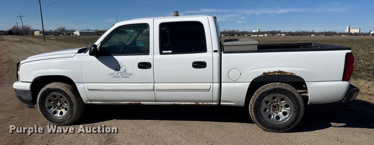 image for item ET4477 2006 Chevrolet Silverado 1500 Crew Cab pickup truck