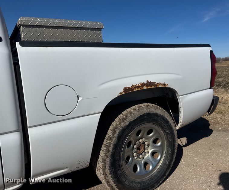 image for item ET4477 2006 Chevrolet Silverado 1500 Crew Cab pickup truck