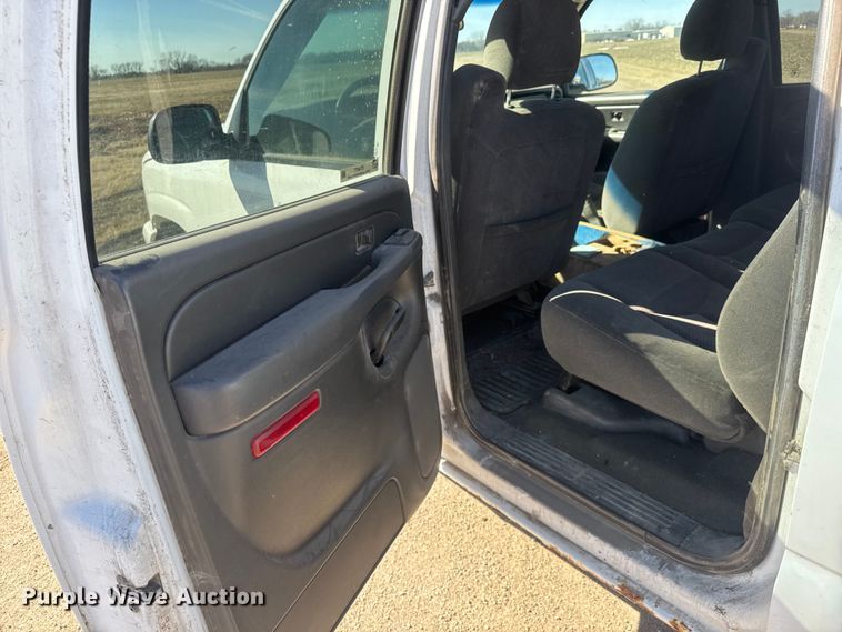 image for item ET4477 2006 Chevrolet Silverado 1500 Crew Cab pickup truck