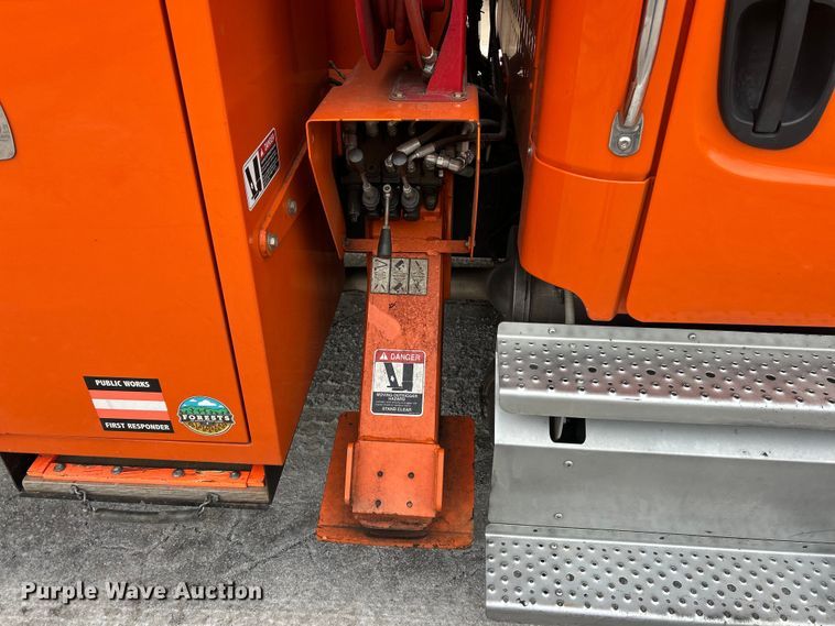 image for item ET6887 2013 Freightliner Business Class M2 forestry bucket truck