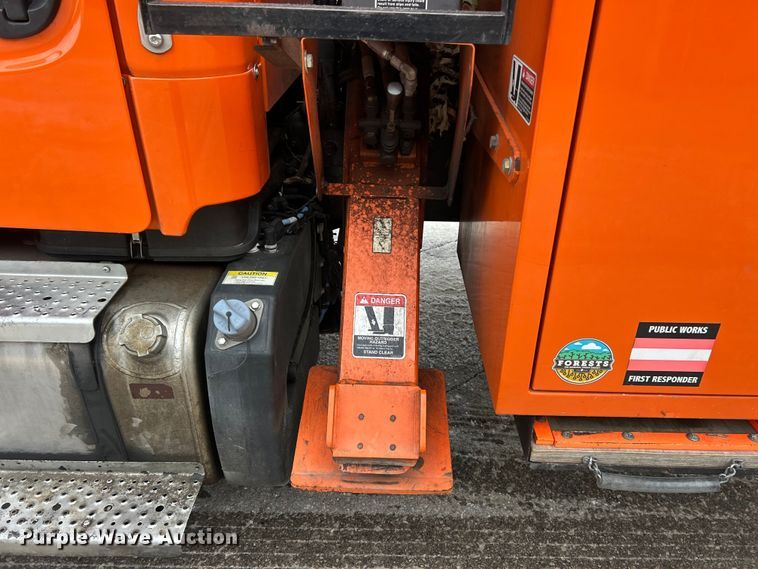 image for item ET6887 2013 Freightliner Business Class M2 forestry bucket truck