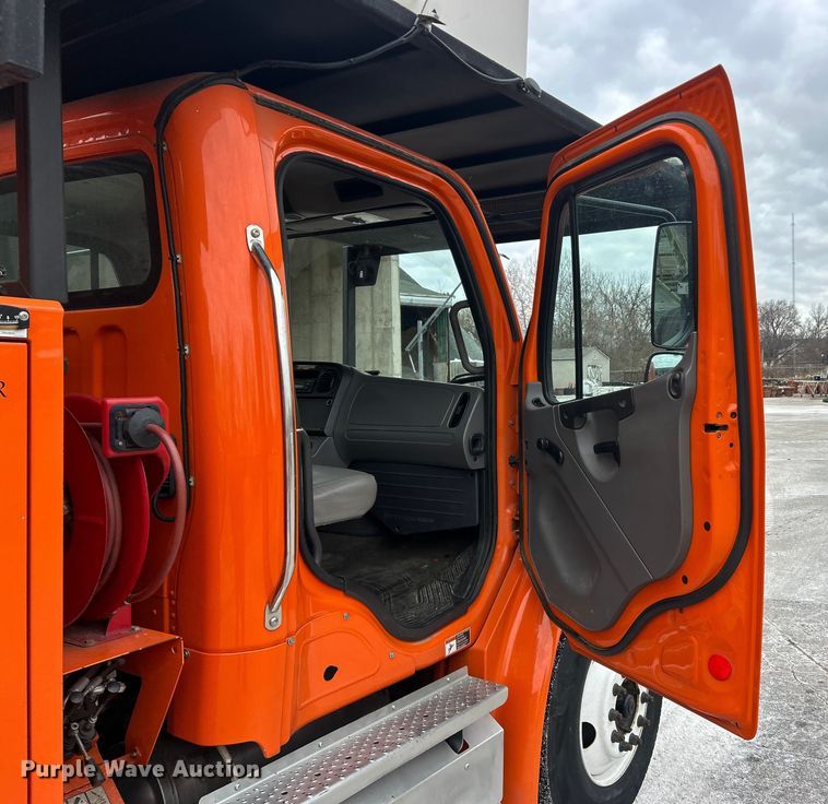 image for item ET6887 2013 Freightliner Business Class M2 forestry bucket truck