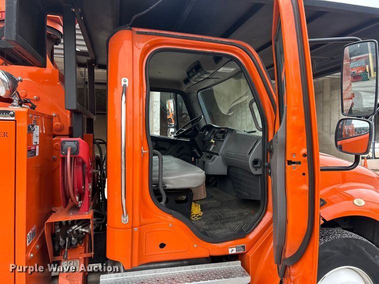 image for item ET6887 2013 Freightliner Business Class M2 forestry bucket truck