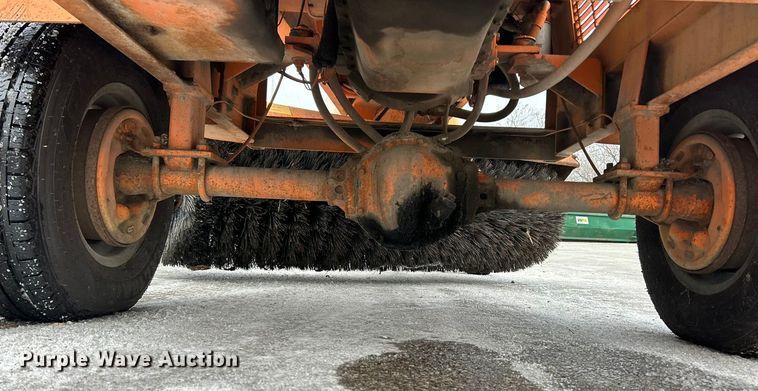 image for item ET6888 1997 Waldon SweepMaster II broom