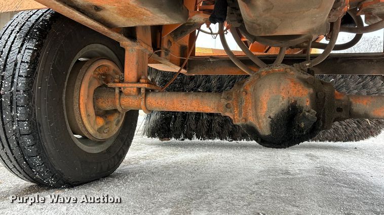 image for item ET6888 1997 Waldon SweepMaster II broom