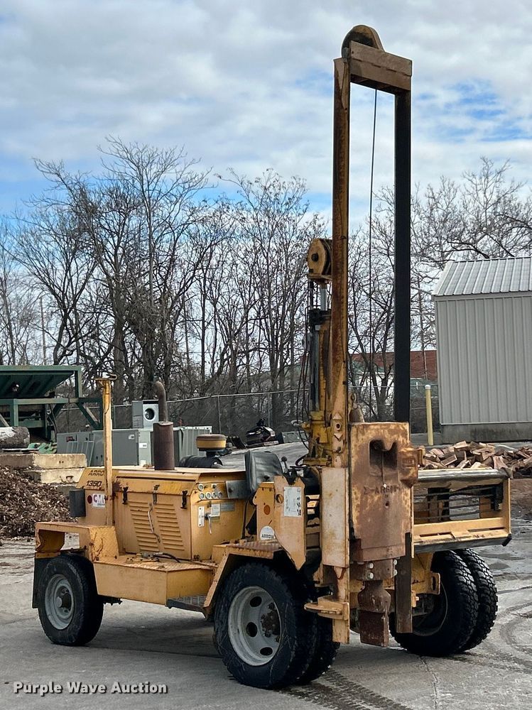 image for item ET6889 2000 Arrow 1350 breaker