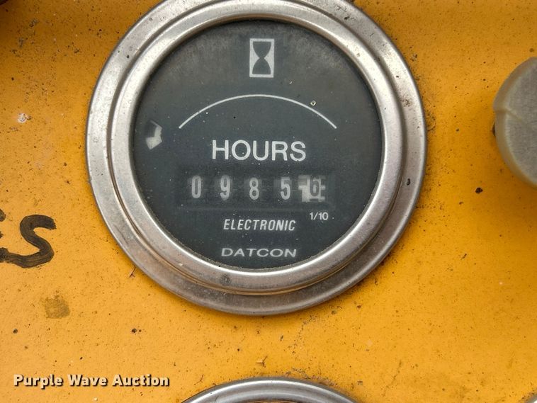 image for item ET6889 2000 Arrow 1350 breaker