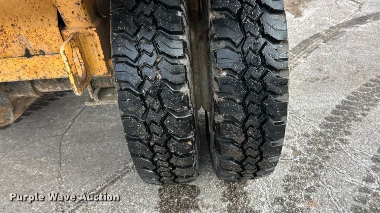 image for item ET6889 2000 Arrow 1350 breaker