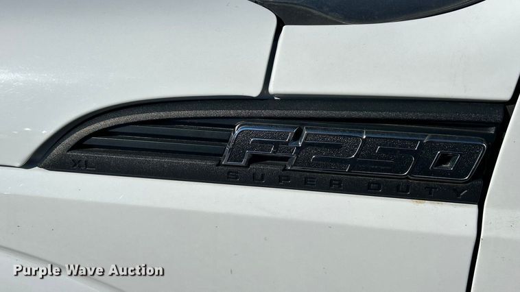 image for item ET6915 2014 Ford F250  Super Duty XL utility bed pickup truck