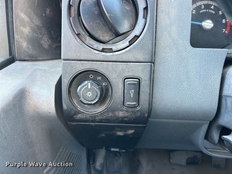 image for item ET6915 2014 Ford F250  Super Duty XL utility bed pickup truck