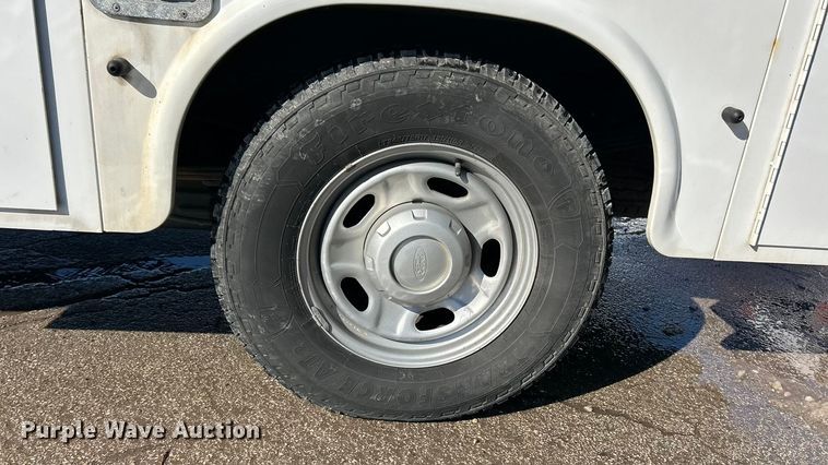 image for item ET6915 2014 Ford F250  Super Duty XL utility bed pickup truck