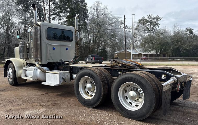 image for item ET7500 2007 Peterbilt 379 semi truck