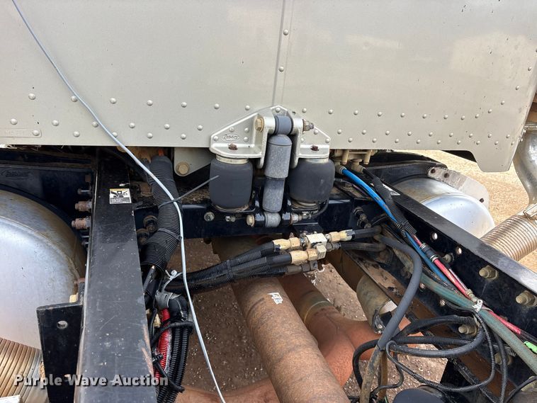 image for item ET7500 2007 Peterbilt 379 semi truck