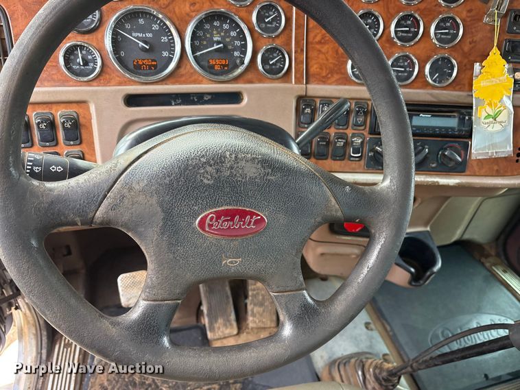 image for item ET7500 2007 Peterbilt 379 semi truck