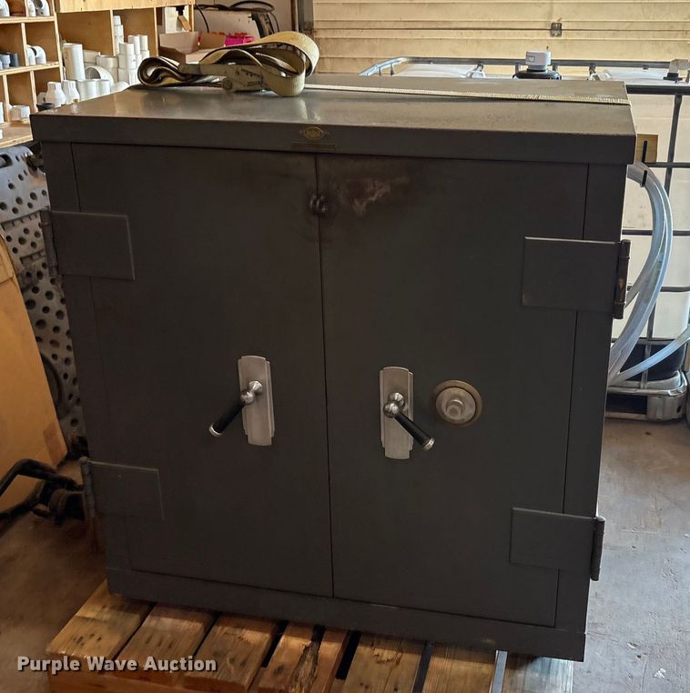 image for item EU0295 Art metal 146294 safe