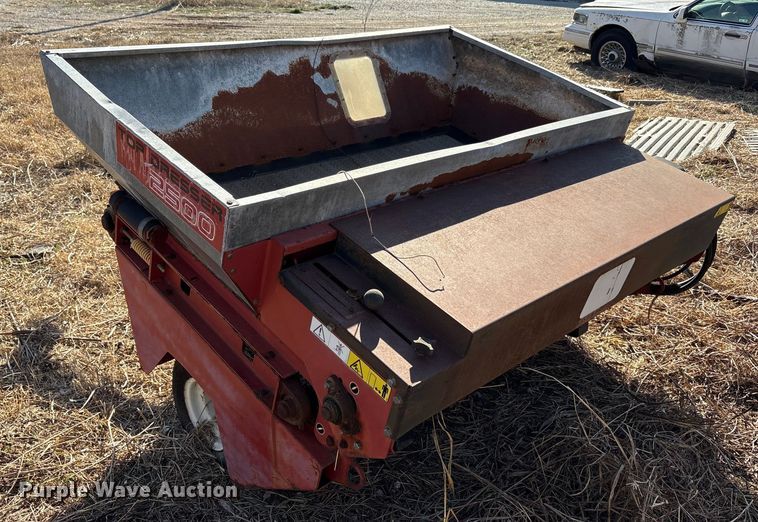 image for item EU0317 Top dresser 2500 spreader