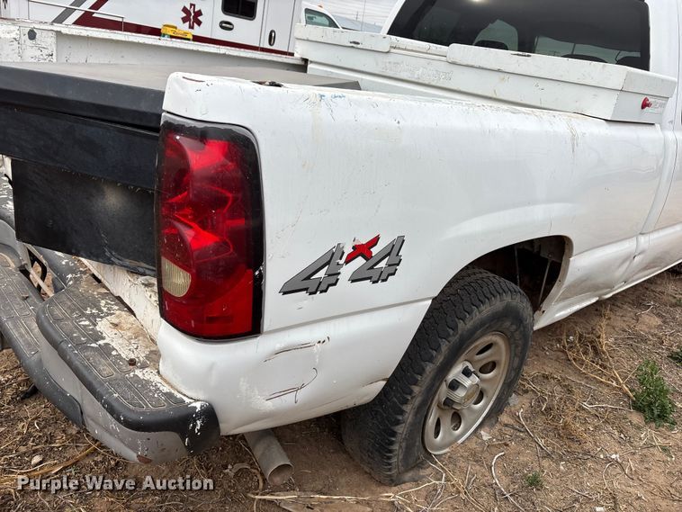 image for item EU4800 2005 Chevrolet Silverado 1500 Ext. Cab pickup truck