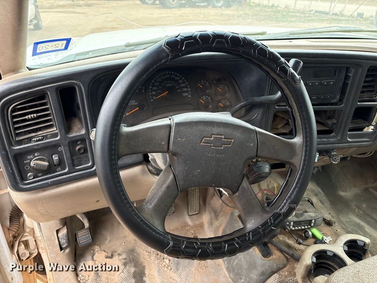 image for item EU4800 2005 Chevrolet Silverado 1500 Ext. Cab pickup truck