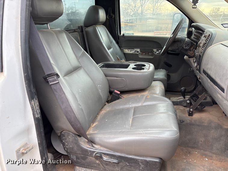 image for item EU4801 2013 Chevrolet Silverado 2500HD utility bed pickup truck