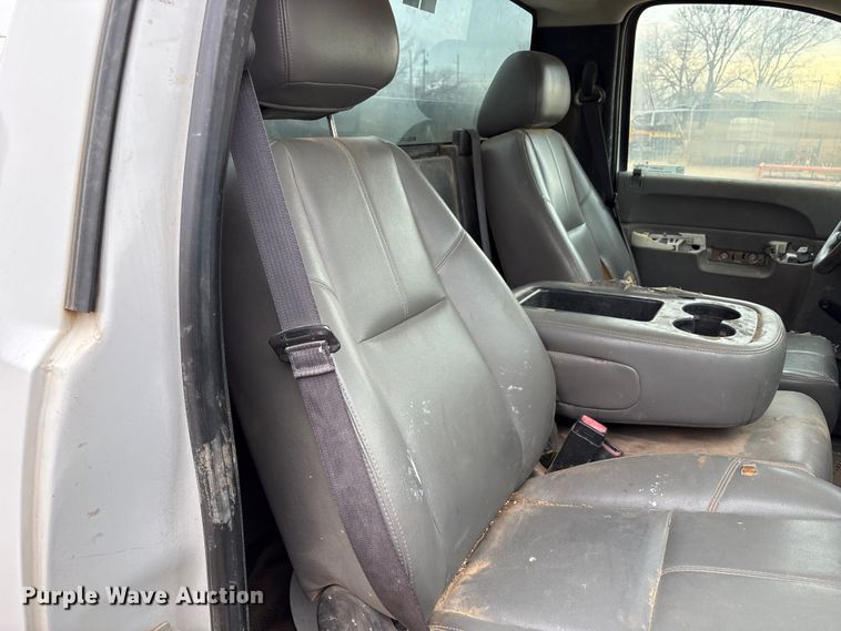 image for item EU4801 2013 Chevrolet Silverado 2500HD utility bed pickup truck