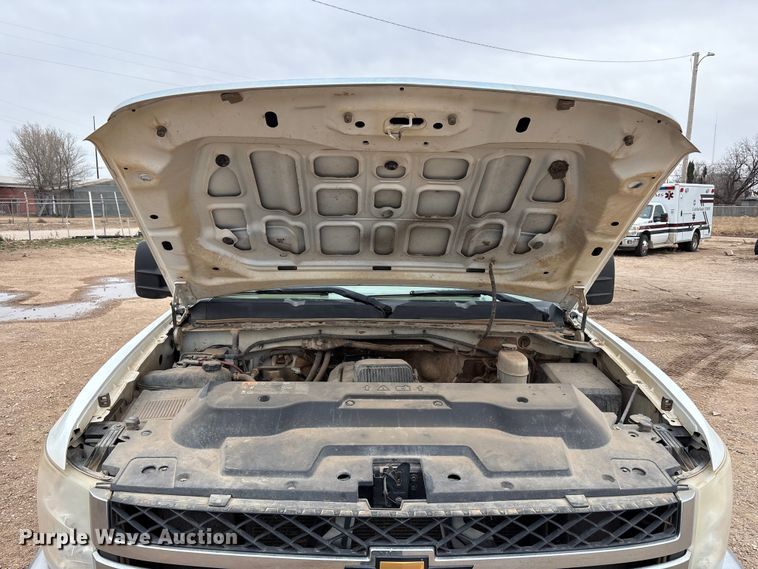 image for item EU4801 2013 Chevrolet Silverado 2500HD utility bed pickup truck