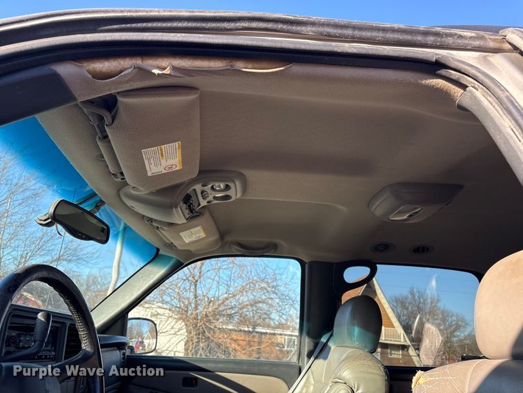 image for item EV2657 2002 Chevrolet Suburban SUV