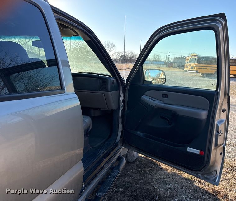 image for item EV2657 2002 Chevrolet Suburban SUV