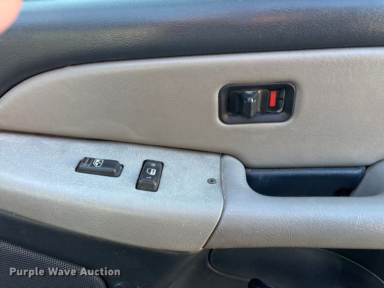 image for item EV2657 2002 Chevrolet Suburban SUV