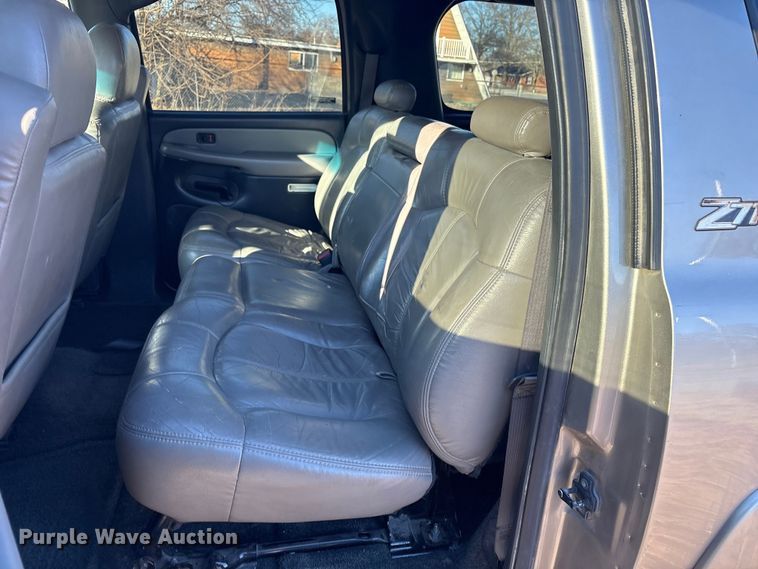 image for item EV2657 2002 Chevrolet Suburban SUV