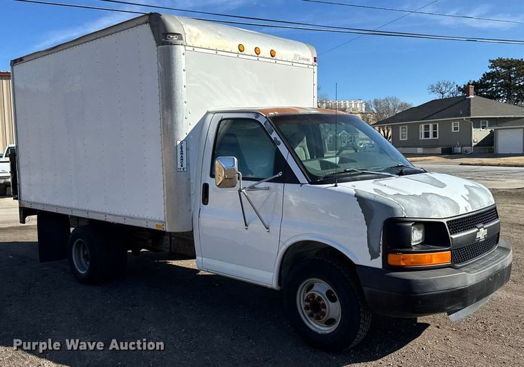 image for item FB0731 2003 Chevrolet Express 3500 box truck
