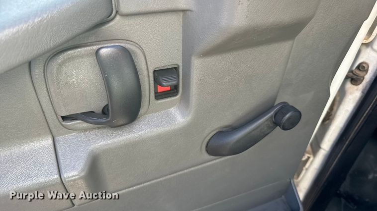 image for item FB0731 2003 Chevrolet Express 3500 box truck