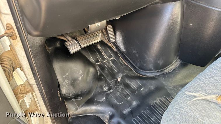 image for item FB0731 2003 Chevrolet Express 3500 box truck