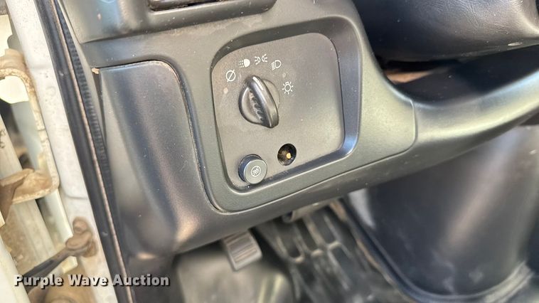 image for item FB0731 2003 Chevrolet Express 3500 box truck