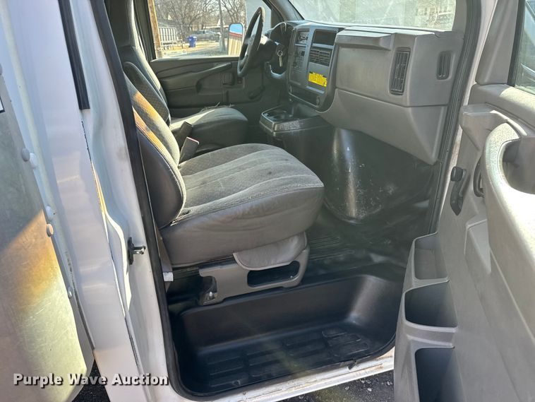 image for item FB0731 2003 Chevrolet Express 3500 box truck