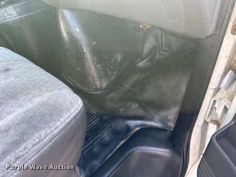 image for item FB0731 2003 Chevrolet Express 3500 box truck