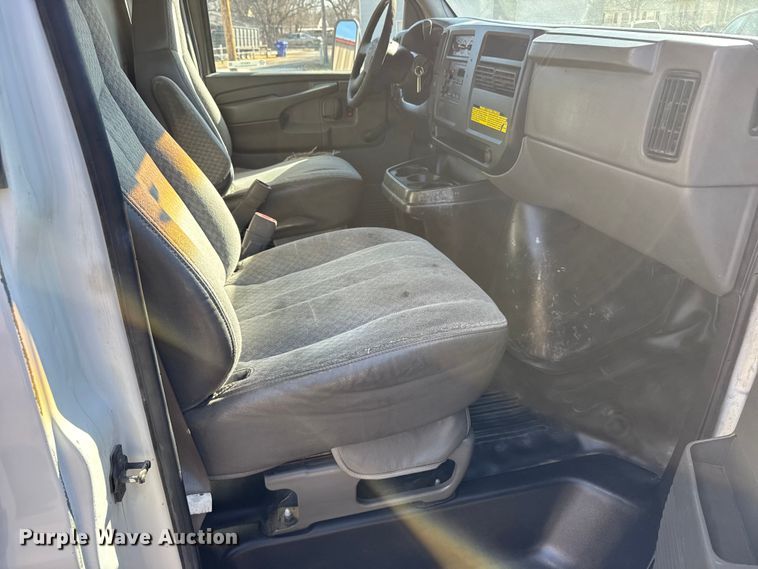 image for item FB0731 2003 Chevrolet Express 3500 box truck